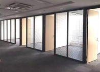 Biurowe szklane ściany działowe z żaluzjami