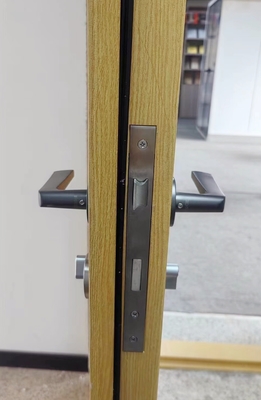 Prawa wewnętrzna otwierająca się dźwiękoodporna brama H2425*W950*70 mm dla redukcji hałasu i prywatności