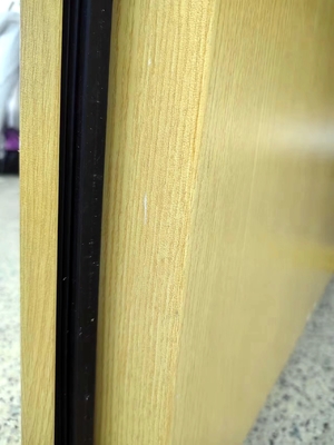 Prawa wewnętrzna otwierająca się dźwiękoodporna brama H2425*W950*70 mm dla redukcji hałasu i prywatności