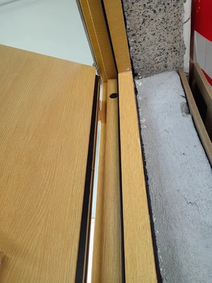Prawa wewnętrzna otwierająca się dźwiękoodporna brama H2425*W950*70 mm dla redukcji hałasu i prywatności